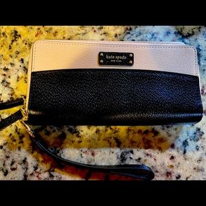 Authentic Kate Spade large Carryall Wristlet